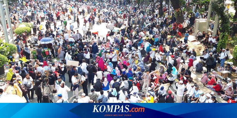 kompascom's tweet card. Harry sempat menanyakan maksud massa yang berasal dari luar Jakarta datang berbondong-bondong ke MK untuk ikut aksi.