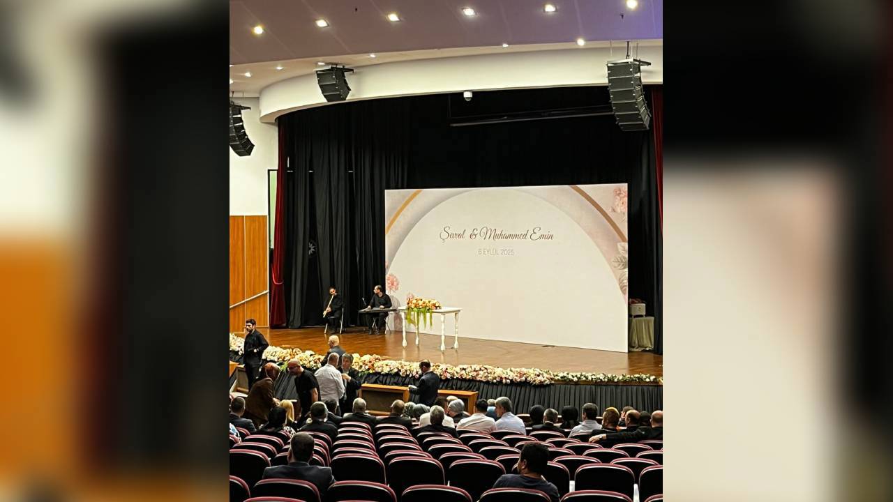 BirGun_Gazetesi's tweet card. Yıldız Teknik Üniversitesi'nin Davutpaşa Kampüsü'nde AKP Esenler İlçe Başkanı Emrullah Erkuş'un oğlunun düğünü yapıldı. Öğrenciler yapılan düğün organizasyonuna tepki gösterdi.