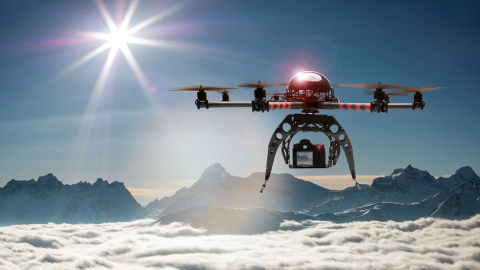 COMLAB_AG's tweet card. Immer mehr Drohnen am Himmel bedeuten eine Gefahr für Flugzeuge. Jetzt werden gezielte Abwehrsysteme entwickelt.