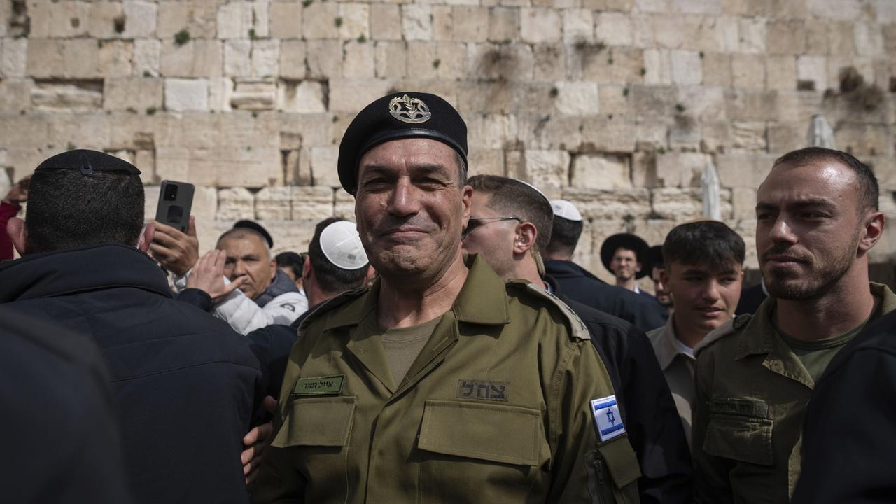 tagesschau's tweet card. Kurz vor der geplanten Freilassung der Geiseln hat Israels Armeechef den "Sieg" über die Terrormiliz Hamas verkündet. Dutzende Lastwagen sind mit Hilfslieferungen von Ägypten aus in den Gazastreifen...