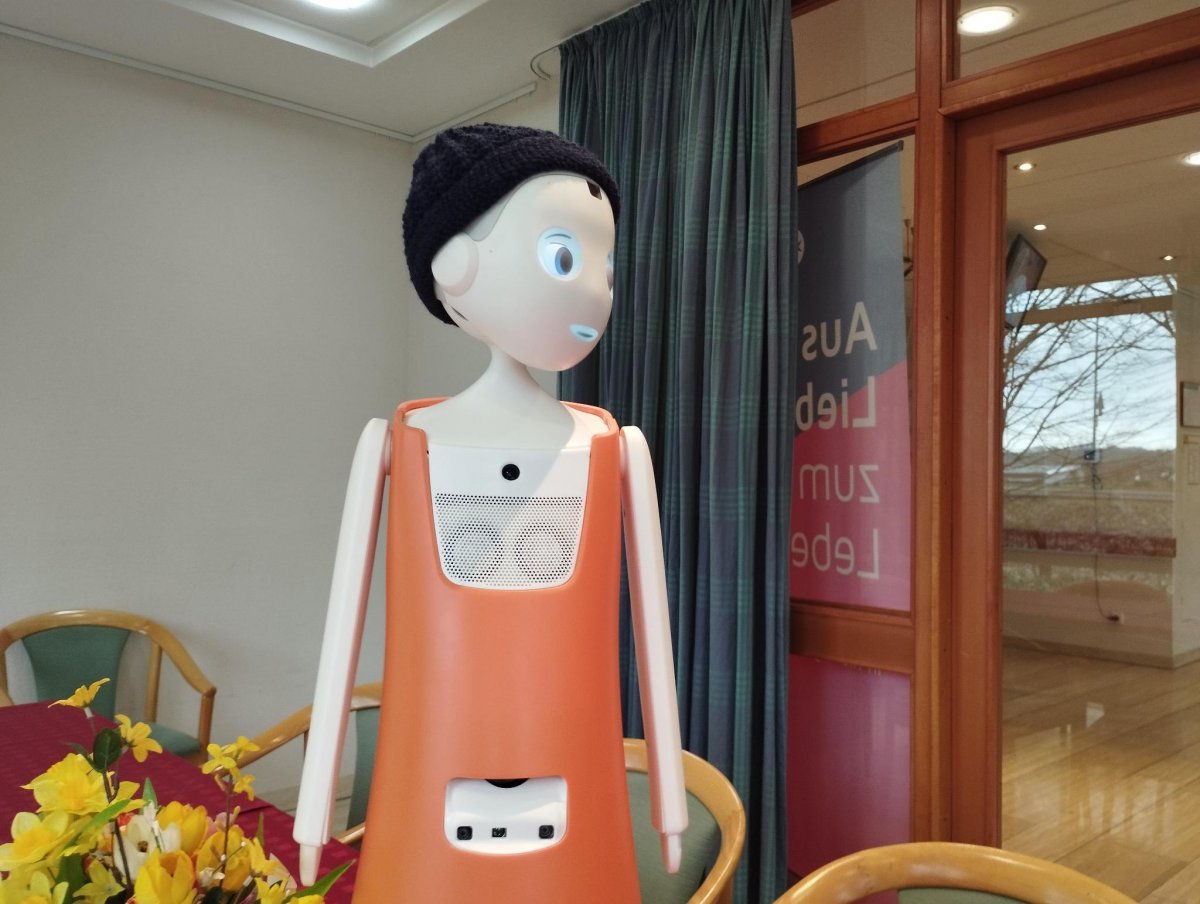 medinfode's tweet card. Sozialroboter sollen Pflegebedürftige unterhalten, einer davon ist Ricky. Wir haben ihn für einen ersten Eindruck im Johanniter-Stift Ricklingen besucht.