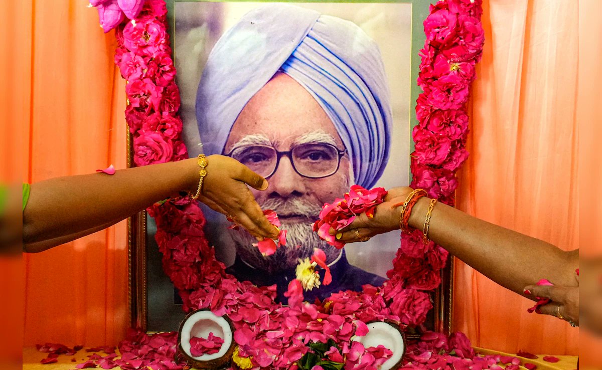 TheHaryanaStory's tweet card. The haryana Story | कांग्रेस पार्टी के राष्ट्रीय अध्यक्ष मल्लिकार्जुन खड़गे ने डॉ. मनमोहन सिंह के लिए स्मारक बनाने की मांग की है। कांग्रेस पार्टी चाहती है कि डॉक्टर मनमोहन सिंह की समाधि के लिए जगह...