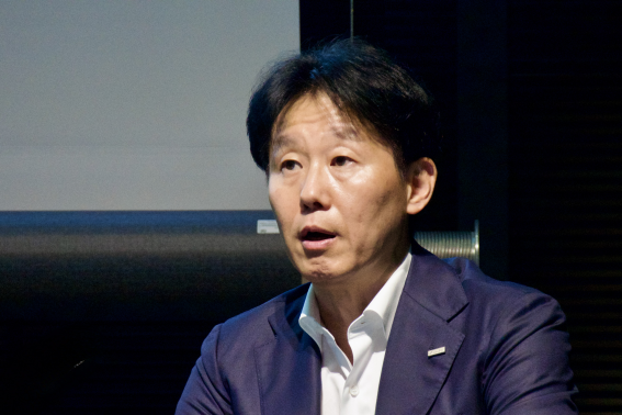 CaseHUBNews's tweet card. 三井住友フィナンシャルグループ（SMFG）が推進する「経理DX」は、単なる経理...