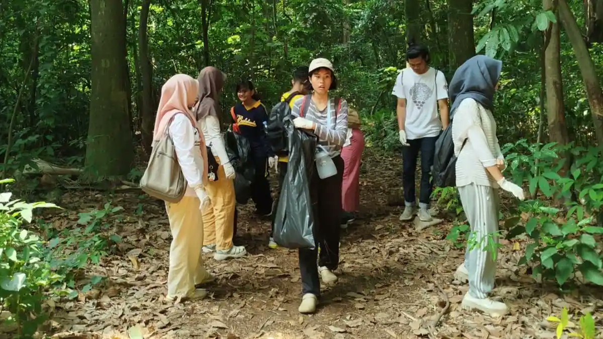 murtopotop's tweet card. Aksi bersih-bersih tersebut juga diikuti oleh organisasi kemahasiswaan dan  volunter mahasiswa dari mahasiswa FIB UI dan Geografi UI.