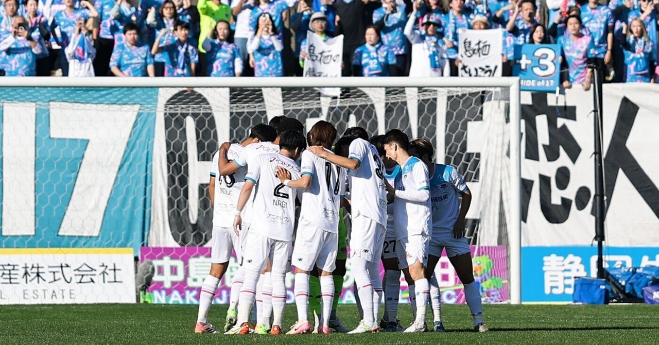 roonytinko's tweet card. 2025年11月23日、J2リーグ第36節のアウェイ藤枝MYFC戦でサガン鳥栖はドロー。勝ち点３を奪うことが出来ずに、昇格プレーオフへ参加する権利を失うこととなった。サガン鳥栖の今季の昇格への挑戦は終わった。 J1から降格したクラブは一般に１年目が最も有利と言われる。サガン鳥栖の場合、特にそれが顕著で、資金力がJ2の他クラブと変わらない中で、長くJ1にいたという“印象”だけが唯一のアドバンテ...