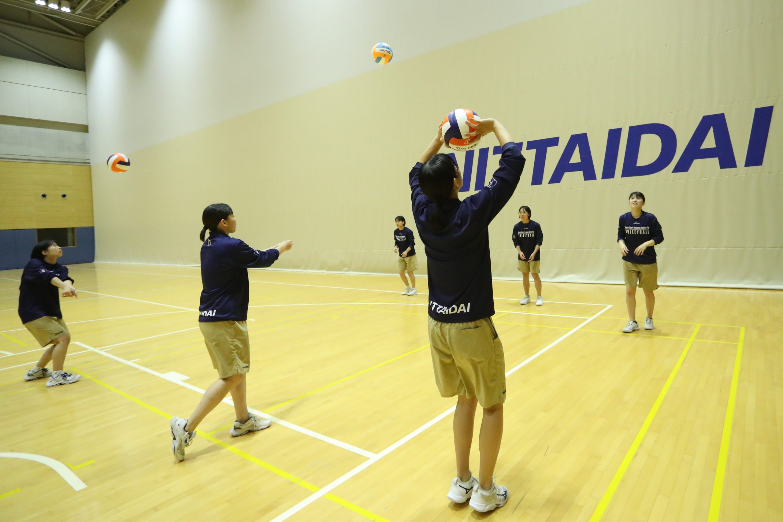 getsu_vb's tweet card. 製品としての「バレーボール」を世界で最初に作った実績のあるSPALDINGから、新たに3種類のボ