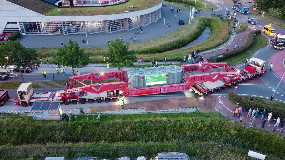 MargrietBenak's tweet card. Medewerkers van netbeheerder TenneT begeleidden het transport van de ruim 11 meter lange transformator, met een gewicht van ongeveer vijftig olifanten.
