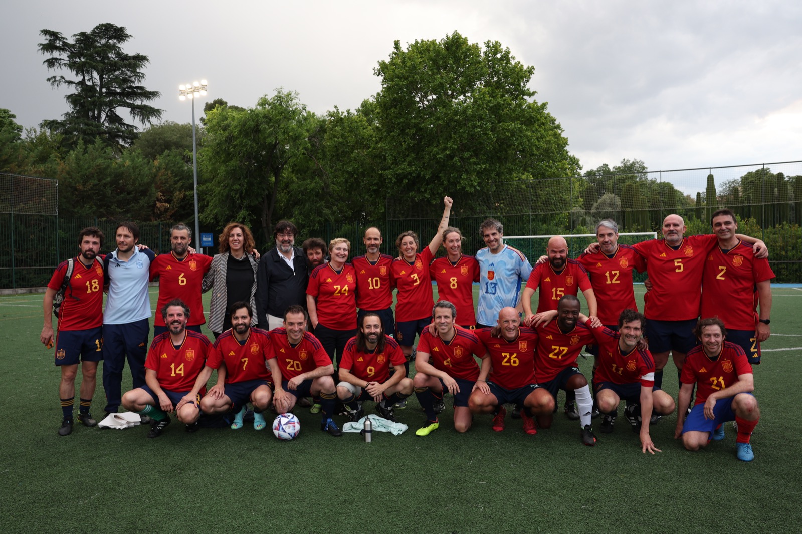 madridesnoticia's tweet card. Charlamos con algunos de los componentes de la expedición de la Selección Española de fútbol de Escritores y Escritoras