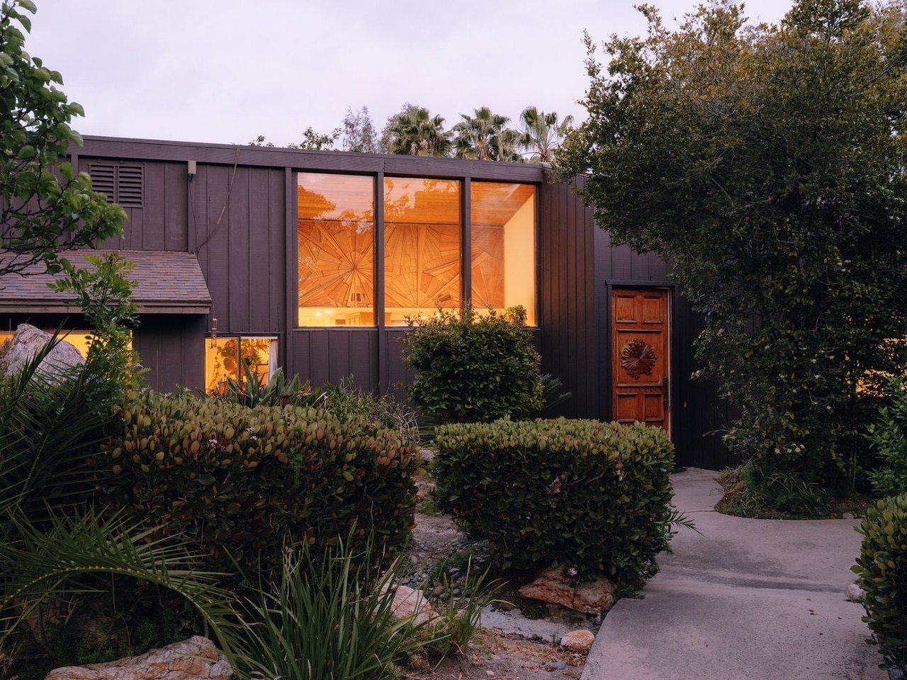 DomusWeb's tweet card. Designed in the early 1950s, the Van Sicklen House is one of those California works by the Austrian-American maestro where modernist lines meet natural materials like stone and wood.