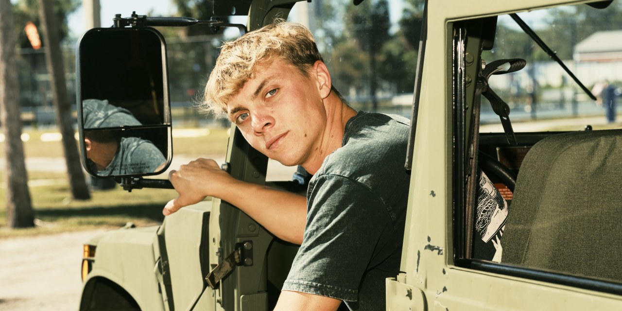 WSJ's tweet card. Troops are hooked on investing. They’re trading tips from cockpits and the decks of aircraft carriers, and making fortunes.