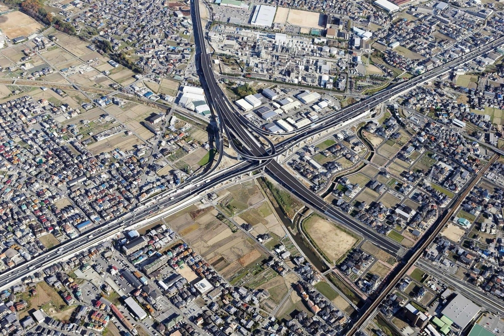 toban_kobenp's tweet card. 　加古川市と小野市を結ぶ無料の自動車専用道路「東播磨道」が３０日、全線開通した。渋滞の解消は、住民から最も期待される整備効果の一つだ。２０１４年の南工区開通後は、加古川市街地の交差点「河原」「中津」間で最も長い渋滞長が４６０メートルから４０メートルに短縮。公共バスの定時性が確保され、東加古川駅前への乗り入れ便数が１便から１５便に増便されるなど、整備の効果が明らかになっている。