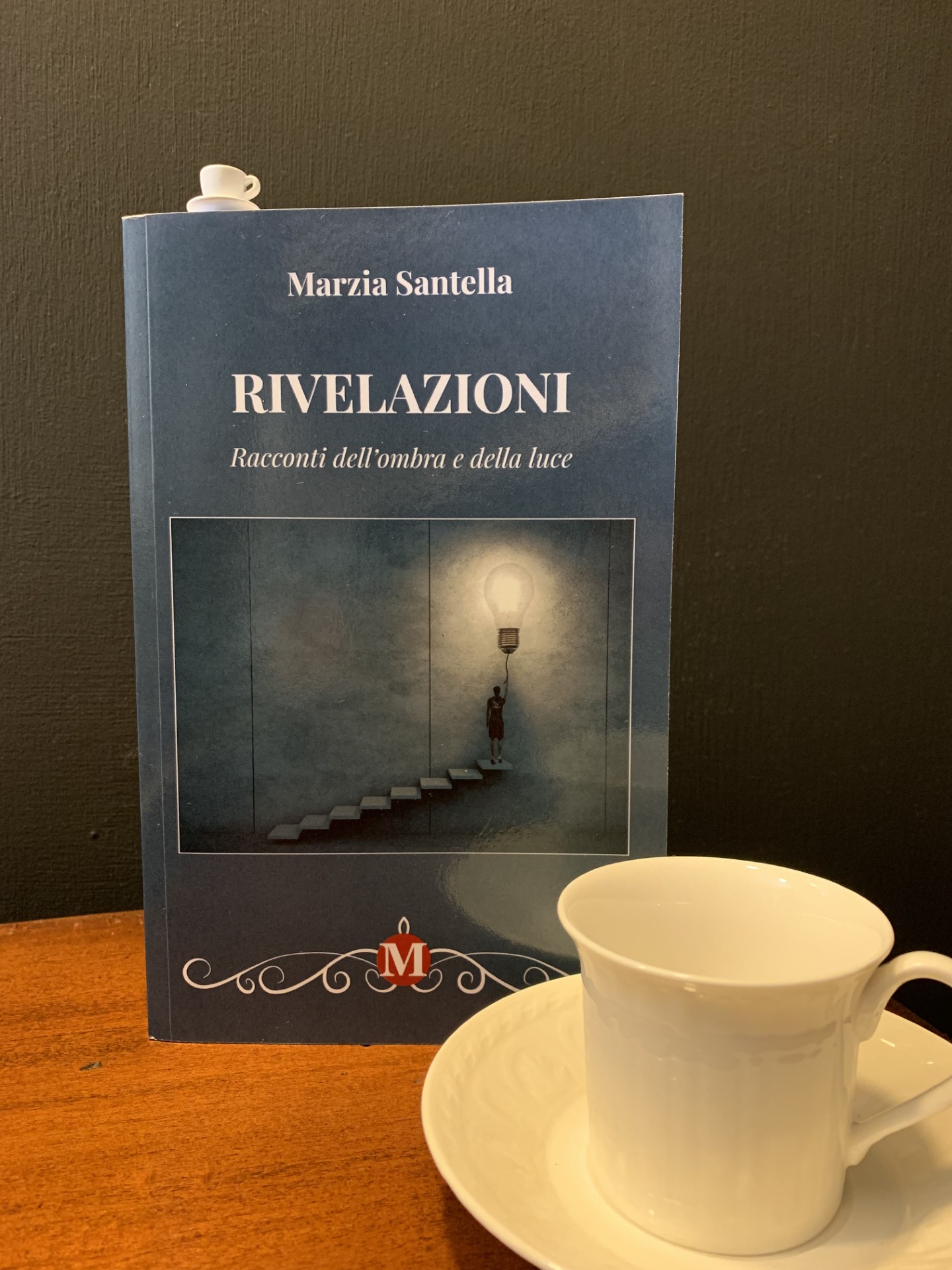 KCDC_official's tweet card. Rivelazioni è una raccolta di racconti di Marzia Santella. Racconti dell'ombra e della luce come illustra il sottotitolo.