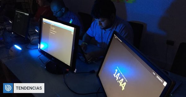 biobio's tweet card. Este martes se anunció la última tirada de entradas para la fiesta “electrónica” nocturna Code in the Dark a efectuarse...