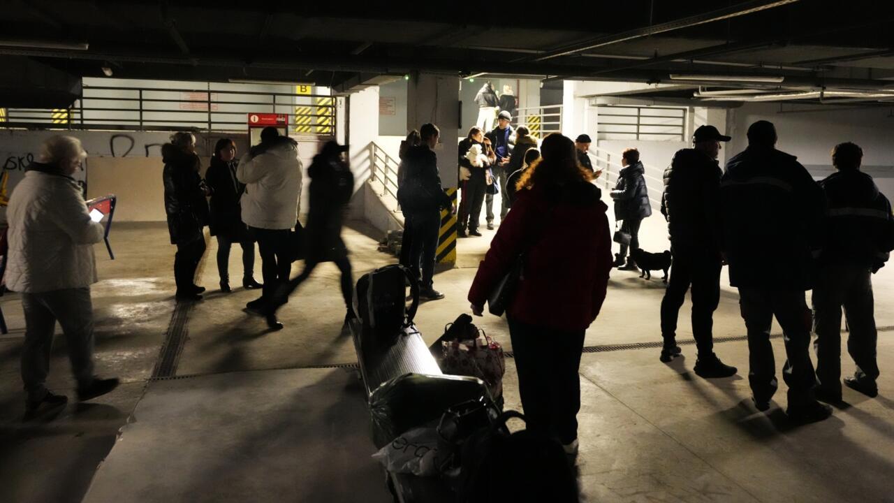 xlambrechts's tweet card. Le président ukrainien en visite en France ce 1ᵉʳ décembre. Volodymyr Zelensky en grande difficulté tant sur le plan intérieur qu'international. Alors que le président ukrainien est empêtré dans un...