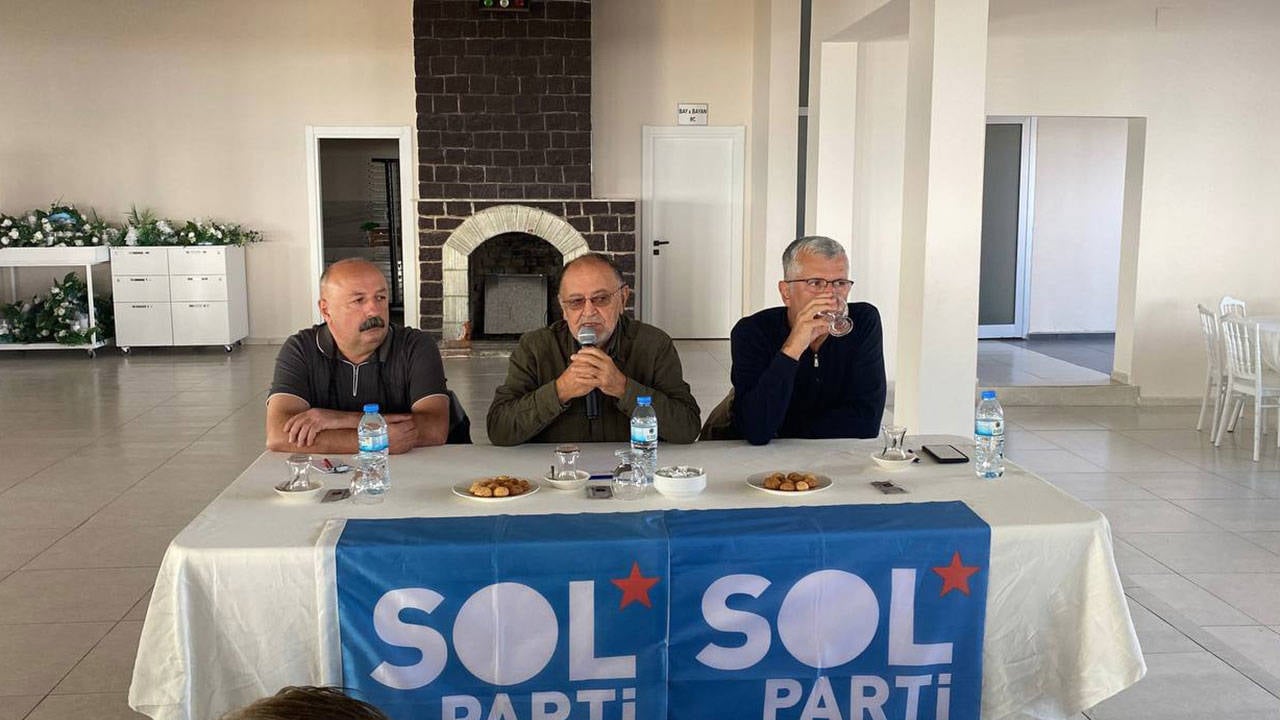 BirGun_Gazetesi's tweet card. SOL Parti tarafından “Demokratik Türkiye” paneli gerçekleştirildi. Burada konuşan Müftüoğlu, “Türkiye’nin demokratikleştirilmesinde birleşmemiz lazım” dedi.