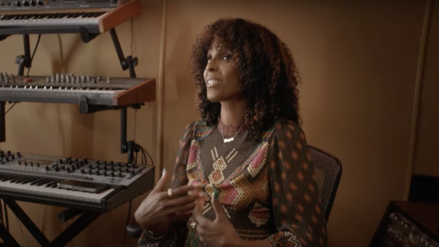 NPORadio2's tweet card. Songwriter en muzikant Angela Hunte vertelt in deze Top 2000 a gogo over haar zangcarrière. Ook duikt ze in enkele hits die ze voor andere artiesten schrijft, waaronder Empire State Of Mind en Do...