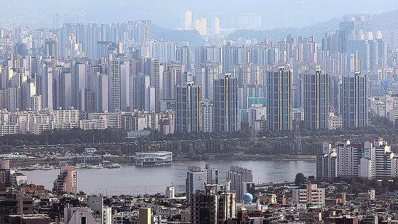 JEunhaengbog's tweet card. 한눈에 보는 오늘 : 경제 - 뉴스 : 서울 한강변 아파트 단지. 뉴스1 미국인이 소유한 서울 아파트가 6000채에 육박하는 것으로 파악됐다. 미국인 집주인 60% 이상은 '한강 벨트'인 강남, 마포, 용산, 성동구 등을 택했다. 정준호 더불어민주당 의원이 한국부동산원에서 받은 자료를 보면