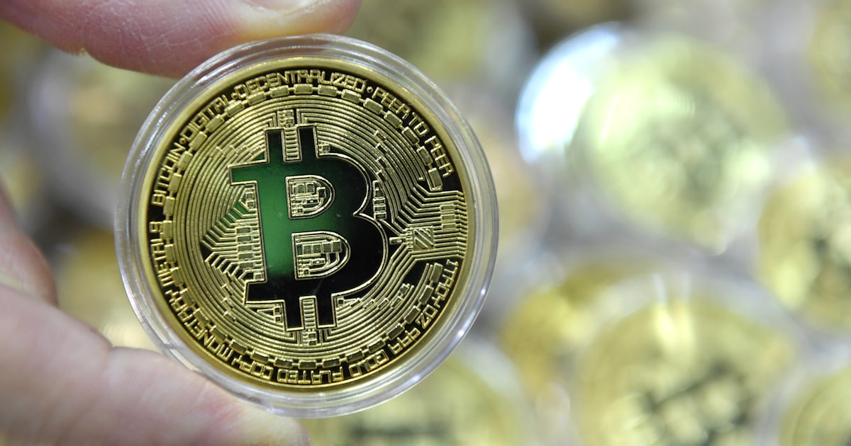 nikkei's tweet card. 政府・与党は暗号資産（仮想通貨）取引で得た所得について、金額に関係なく一律で20%の所得税を課す調整に入った。株式や投資信託など他の金融商品と同等の扱いにする。税負担を減らして国内取引市場の活性化を後押しする。特定の所得を他の所得と分けて税金を課す分離課税方式にかえる。税率は国に入る分が15%、地方自治体が5%となる。年末にまとめる2026年度の税制改正大綱に盛り込むことをめざす。現在は給与