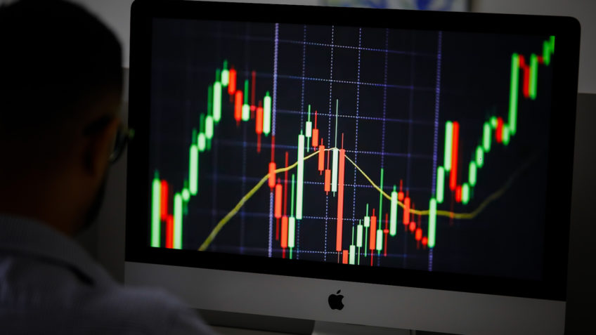 Poder360's tweet card. Às 15h, o principal índice da B3 registrava alta de 0,91%, aos 160.058 pontos; dólar tinha queda de 0,46%. Leia no Poder360.