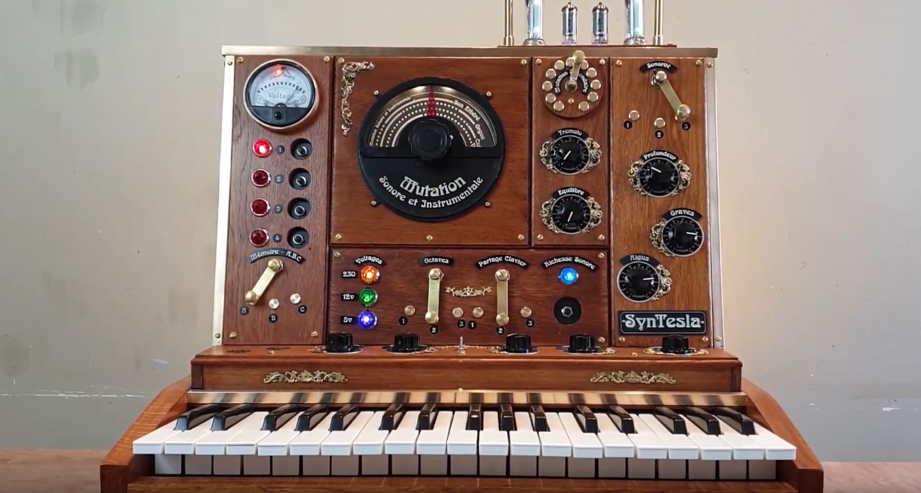 synthanatomy's tweet card. SynTesla is a DIY Steampunk Synthesizer designed by the YouTuber Pj Tardiveau based on the Waldorf Streichfett string Synthesizer