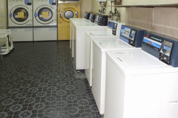 Bananashake110's tweet card. 　街なかに増えるコインランドリー。厚生労働省の調査で2013年に約1万6000店ほどだった施設数は右肩上がりに増加を続け、一般社団法人 日本コインランドリー連合によれば現在2万5000店以上あるとい