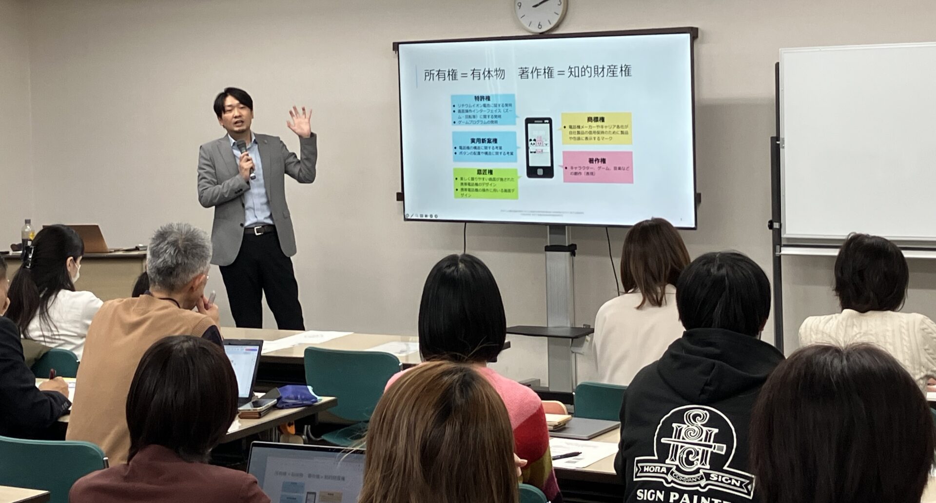 kobe_ipc's tweet card. 2025年10月28日火曜日、神戸市産業振興センターで「著作権トラブルから自社を守る実践セミナー」を開催しました！中小企業やクリエイターなど、38名の方にご参加いただき、著作権について実践的に学ぶ時間となりました。 まずは基本から！著作権っ