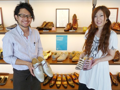 tokai_retweeter's tweet card. 靴職人が手がけるオーダーメード靴店「シューズボナンザ」（名古屋市西区名駅2、TEL 052-564-5900）に7月から、夏向けの商品が並び始めた。