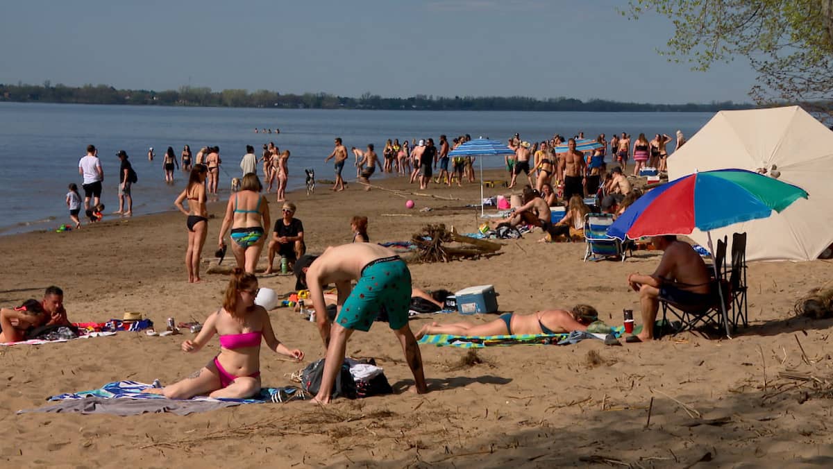 LouisDeschenes6's tweet card. Les snowbirds québécois semblent plus intéressés par la fragilité du dollar canadien et par la météo que par l’entrée en poste de Donald Trump.