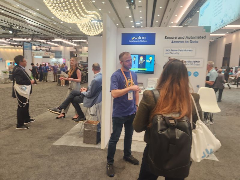 KernelXSS's tweet card. Snowflake Summit officially started, and the party is ON! Drop by our Satori booth!