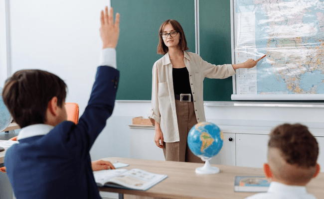 mylitnet's tweet card. "How beginner teachers (BTs) adapt to teaching practice can be decisive for their professional development [...]. However, increasingly neoliberal school cultures can negatively impact how BTs are...