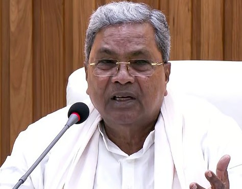 navasamajanews's tweet card. ಹೈಕಮ್ಯಾಂಡ್‌ ನಿಂದ ಇದುವರೆಗೂ ದೆಹಲಿಗೆ ಬರುವಂತೆ ಕರೆ ಬಂದಿಲ್ಲ. ಕರೆದರೆ ಹೋಗುತ್ತೇನೆ ಎಂದು ಸಿಎಂ ಸಿದ್ದರಾಮಯ್ಯ (CM Siddaramaiah) ಹೇಳಿದ್ದಾರೆ.