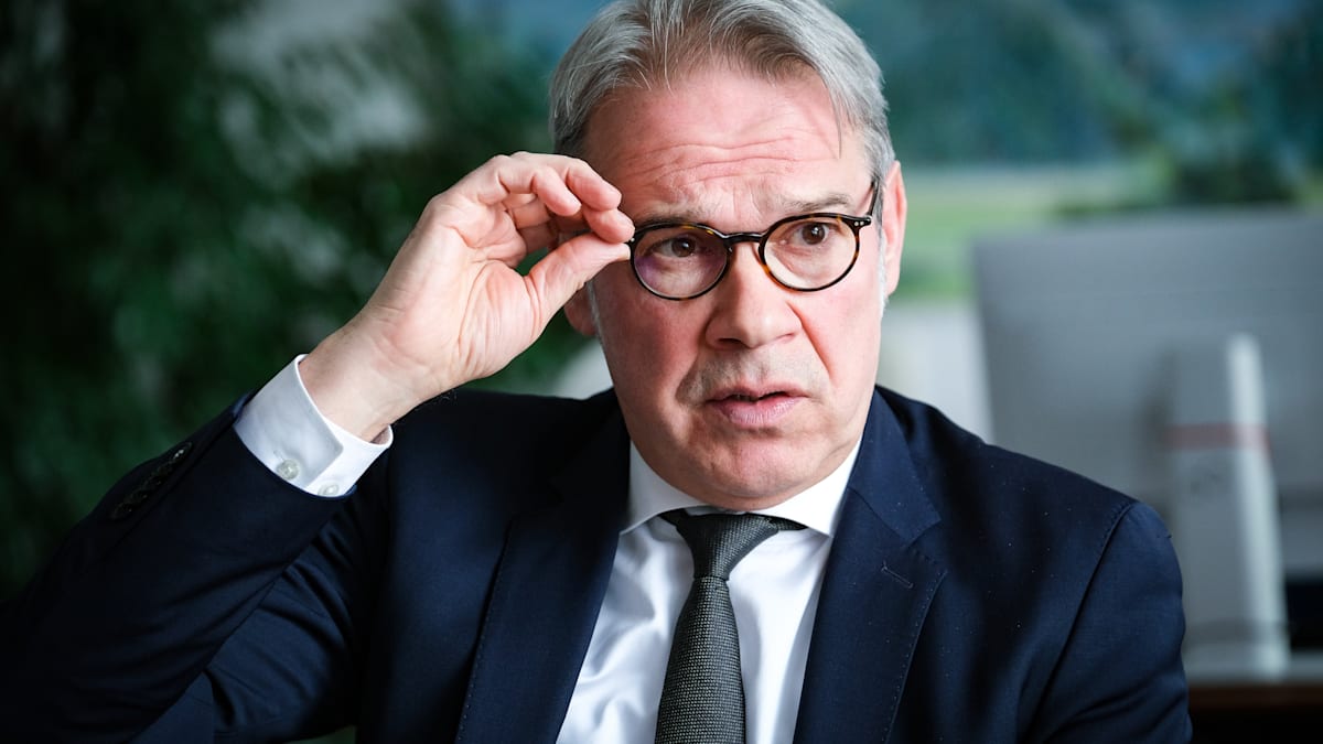 GeorgMaier8's tweet card. Thüringens Innenminister warnt vor einer „Machtergreifung“ Björn Höckes in der AfD – Deutschland drohe in eine Katastrophe hinein zu „schlafwandeln“. Bei einem Parteiverbot sieht Georg Maier (SPD)...