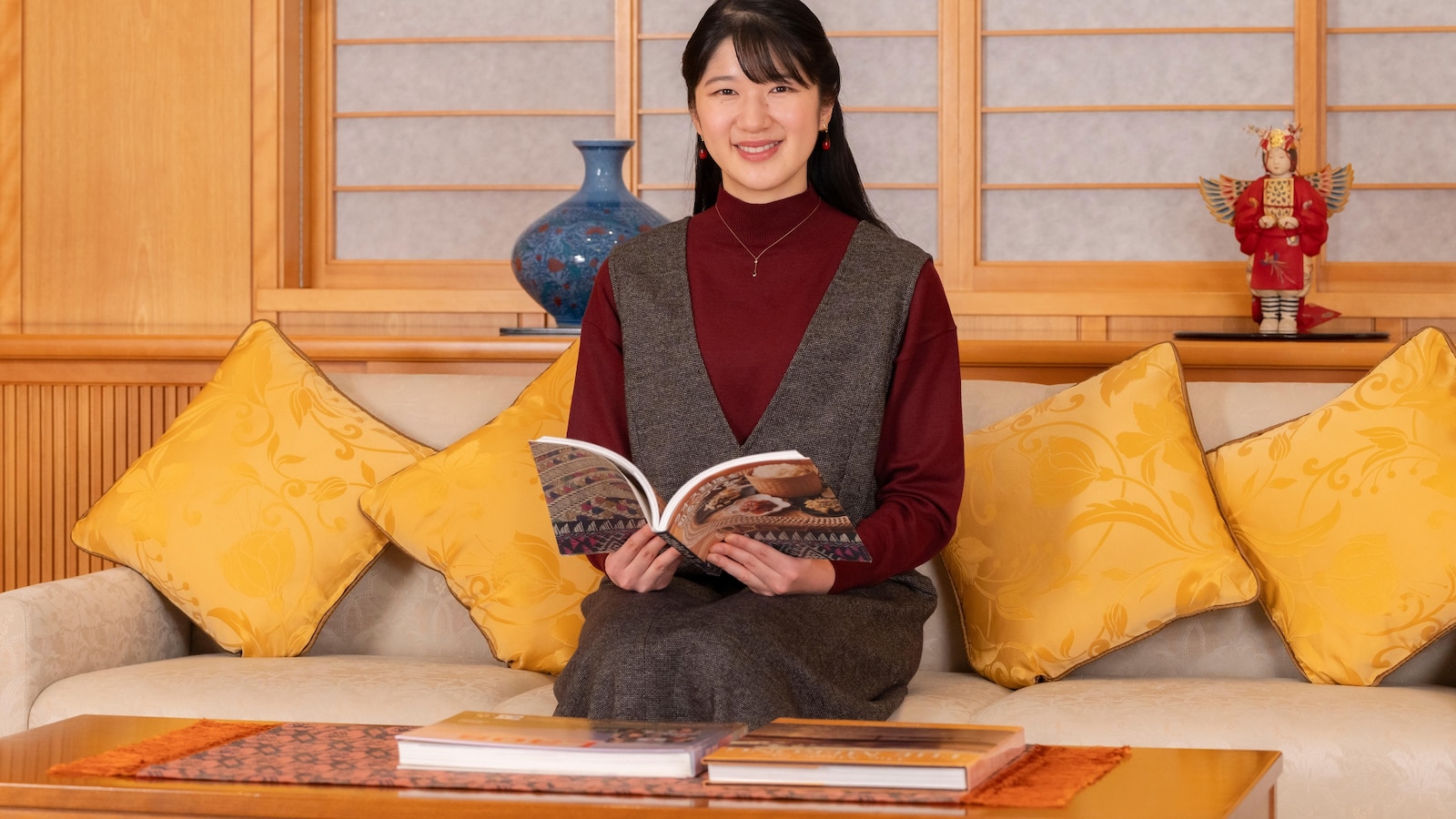 ABCWorldNews's tweet card. Princess Aiko's increasing popularity is sparking discussions about changing Japan's male-only succession law