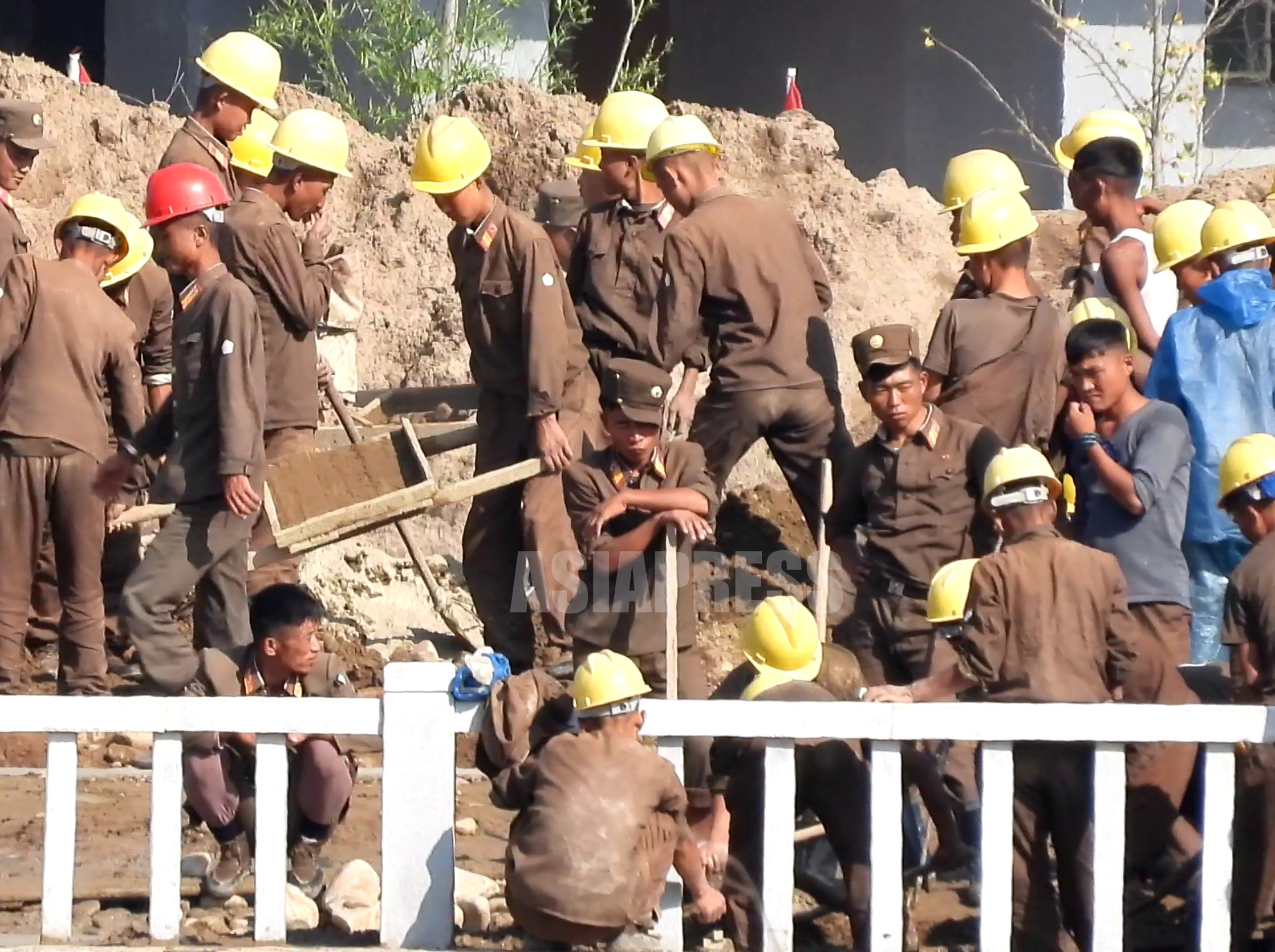 API_official's tweet card. 北朝鮮の北西部地域は、この1年で様変わりした。昨年7月末の記録的な集中豪雨によって甚大な浸水被害を受けた鴨緑江下流地域には、「速度戦」で完成したアパート群が河岸にずらりと並ぶ。遠目に見ると壮観だが、超