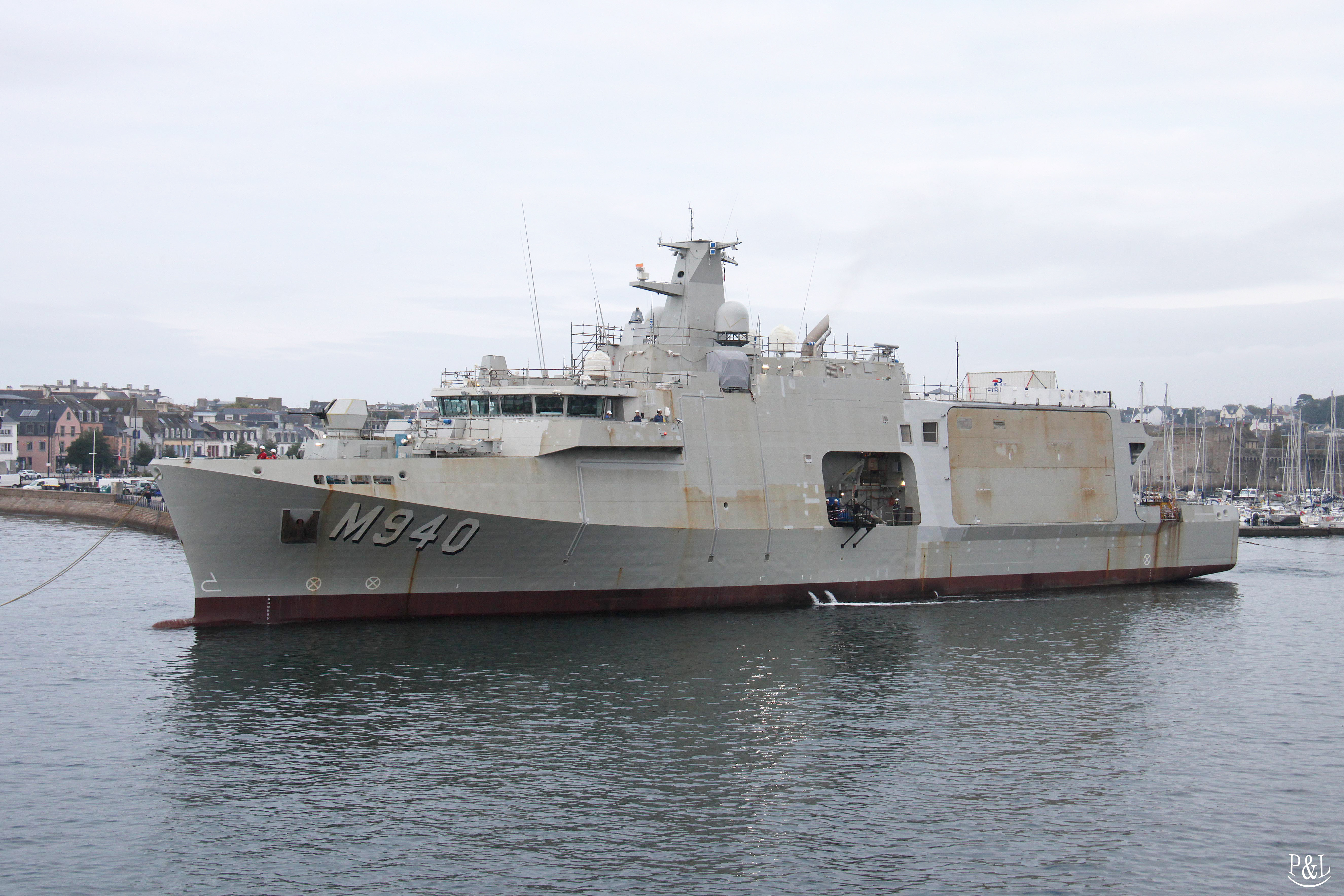 Commandant_OST's tweet card. Premier des douze nouveaux chasseurs de mines belgo-néerlandais réalisés en Bretagne, l’Oostende poursuit ses essais. Le bâtiment, qui avait appareill�...