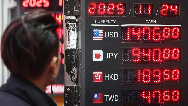 K_macro_trader's tweet card. 외환당국·국민연금, 환율 관련 4자 협의체 구성 기획재정부·보건복지부·한국은행·국민연금 해외투자 확대 외환영향 점검 위한 4자 협의체 구성 "국민연금 수익성·외환 안정 달성 방안 논의 예정" ▷ 자세한 뉴스가 곧 이