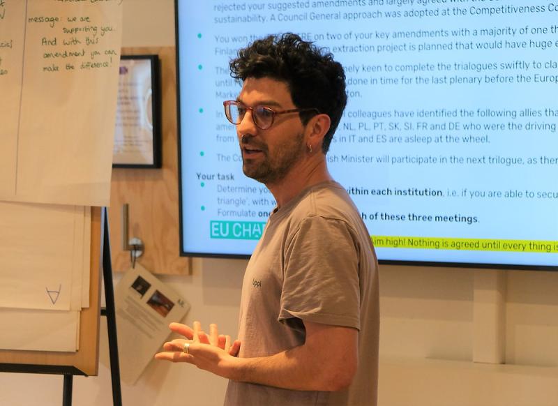 GeorgianaValC's tweet card. Războiul informațional nu este purtat doar de state, ci și de indivizi cu câțiva euro și acces la instrumente de inteligență artificială capabile să genereze armate de boți, conținut manipulator și...