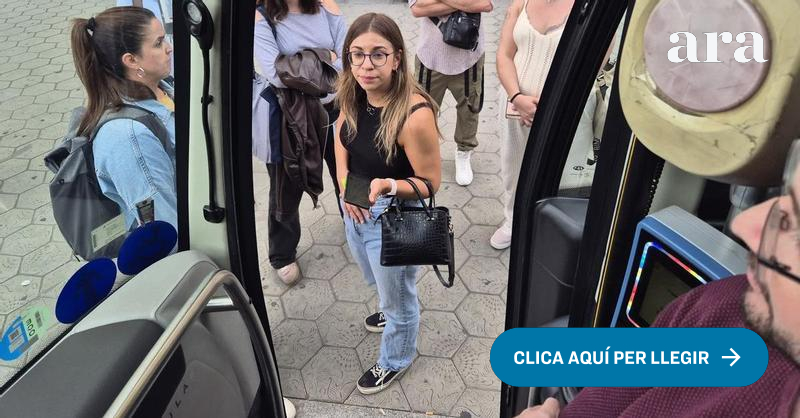 diariARA's tweet card. El servei actual fa parades a tots els pobles de la zona i arriba a triplicar el temps del viatge en cotxe