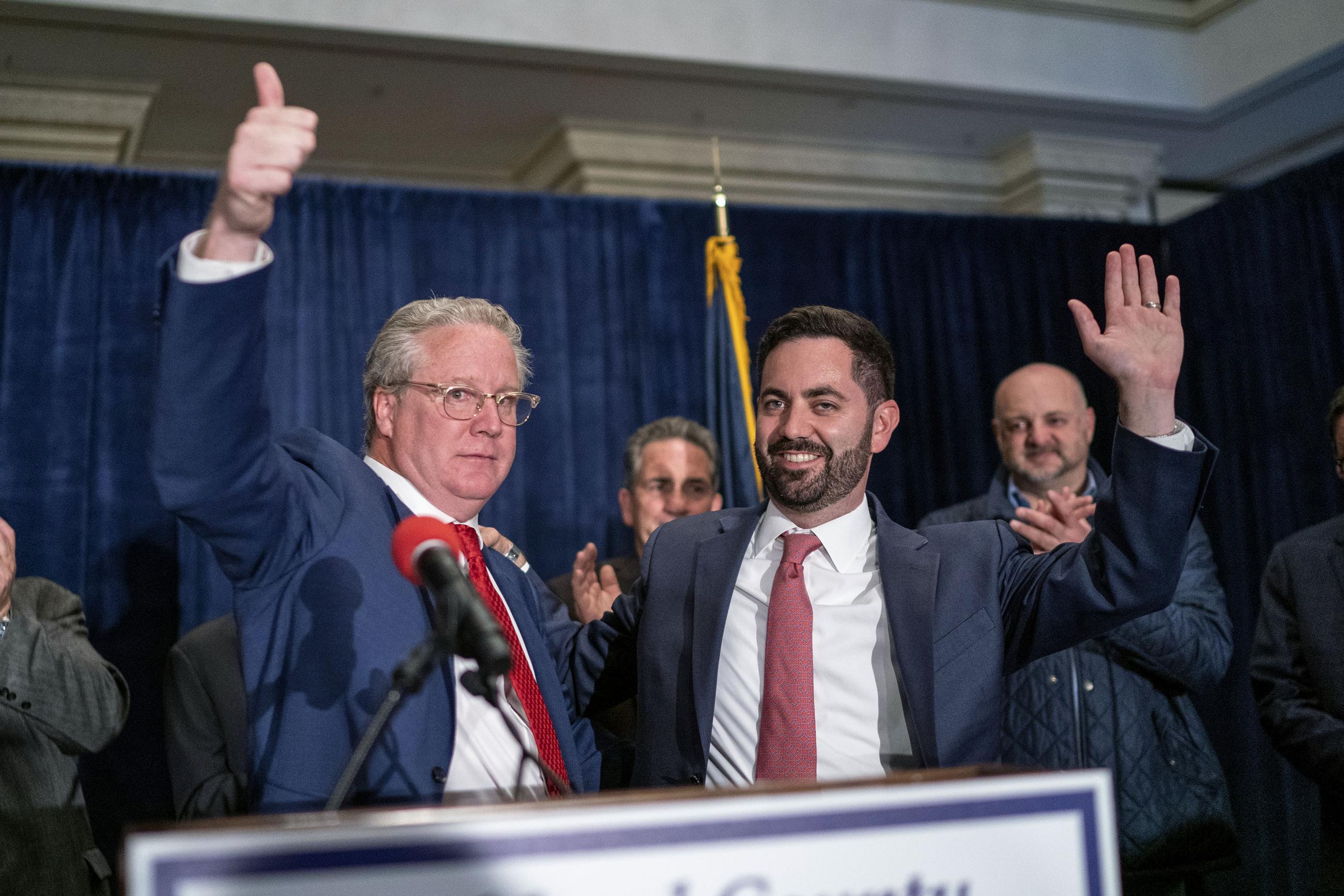 jamesd0wns's tweet card. Vulnerable Republicans post strong quarters.