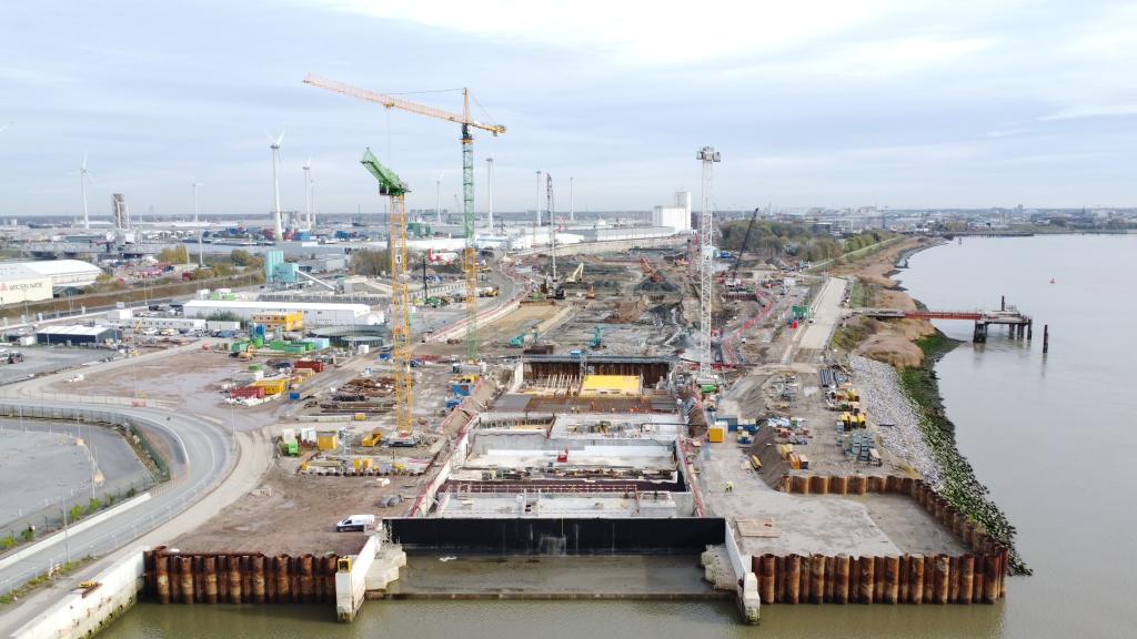 HeavyLift_News's tweet card. Section eight of the Scheldt Tunnel is now in place!  This massive concrete structure has been resting on its temporary supports since yesterday morning of Sunday, 30th November . While the expert...