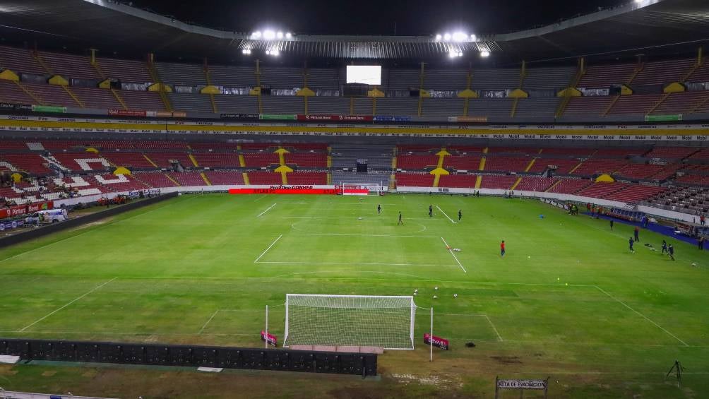 record_mexico's tweet card. El césped del Estadio Jalisco está dañado por las lluvias y la realización de un concierto