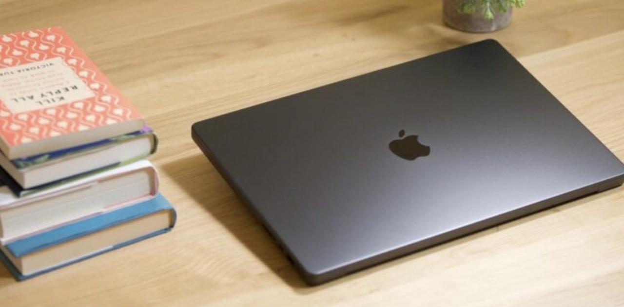 pclab's tweet card. 秋、新モデルの季節。iPhone 16シリーズ、Apple Watch Series 10、AirPods 4が発表されましたが、Apple（アップル）のハードはそれだけではありません。10月にはMacBookの新モデルが発表される説があります。注目すべきは最新チップとなるM4が搭載されること。M4シリーズ搭載Apple事情通でおなじみBloombergのマーク・ガーマン記者が、数週間後にM4搭