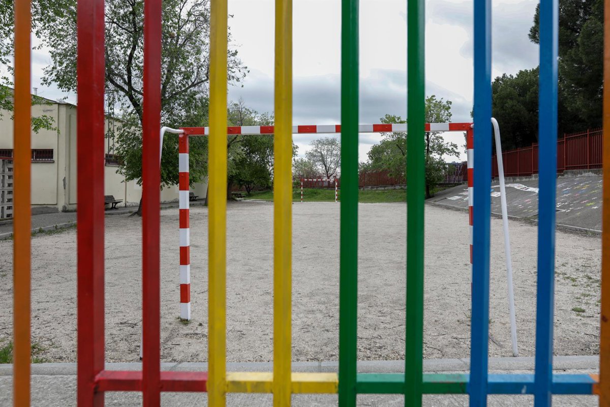 farmagemma's tweet card. El colegio estudia interponer una denuncia ante la Guardia Civil porque la publicación original acusaba a...