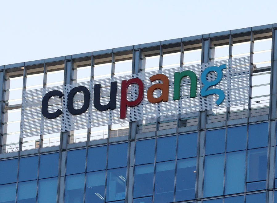 perfektionierer's tweet card. 정부가 3370만건에 달하는 고객 개인정보 유출 사태를 일으킨 쿠팡에 대해 법적 최대 한도 과징금을 부과한다는 방침인 것으로 1일 전해졌다.이는 쿠팡의 지난해 전체 매출의 3%에 해당하는 1조3300억원 규모로 정부가 기업에게 부과한 역대 최대 과징금으로 기록될 전망이다.이날 쿠팡 개인정보 유출 사태에 정통한 정부 소식통에 따르면, 개인정보보호위원회는...