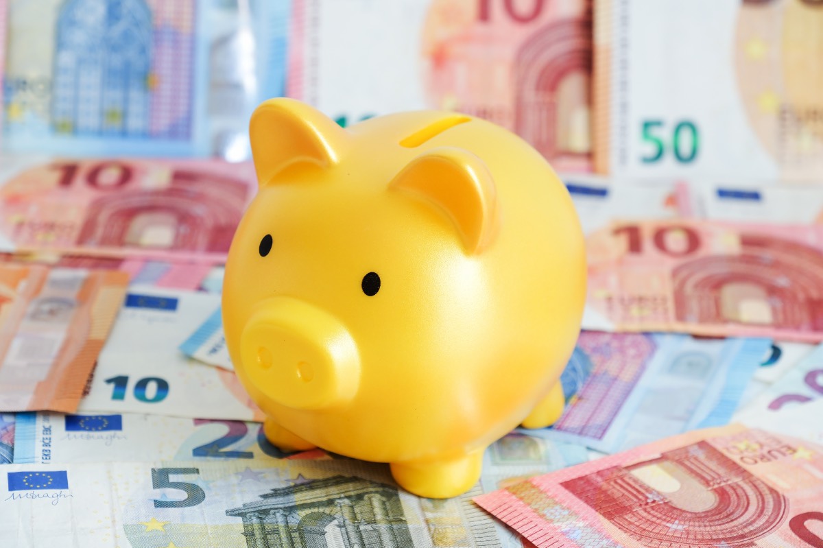 NieuwRechtsNL's tweet card. Zweedse pensioenfondsen lijden zware verliezen door grote investeringen in 'groene industrie'. Het gaat om geld dat door de overheid in 'groene' start-ups is gestopt. Het optimisme lijkt nu misplaats.