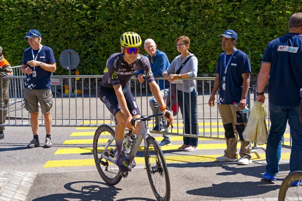 Techzinenlbe's tweet card. Q36.5 Pro Cycling Team gebruikt data-analyse als hun '26e renner' om te concurreren met grotere budgetten door middel van slimme racestrategieën en realtime inzichten.