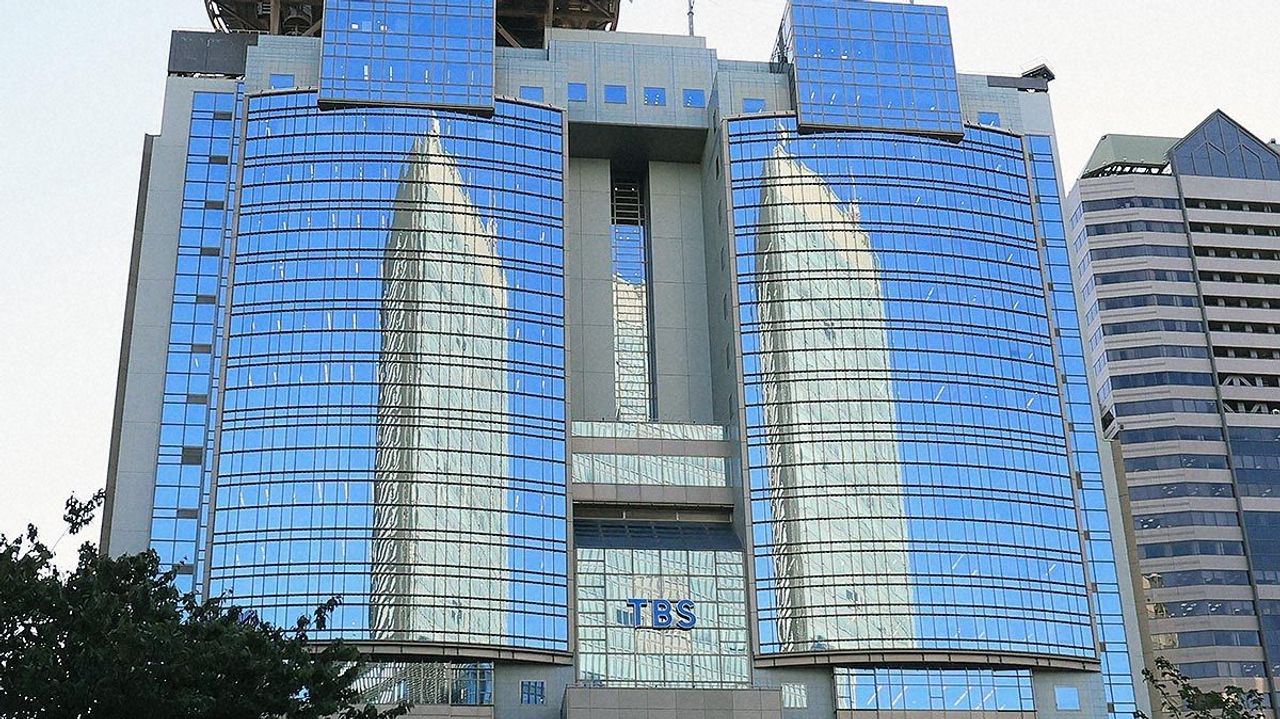 beikokukairo430's tweet card. TBSは1日、同局の報道・情報番組「THE　TIME,」の取材中に、リポーターとして出演していたフリーアナウンサーの原千晶（36、セントフォース所属）がケガをしたと発表した。診断の結果は「左脛骨高原