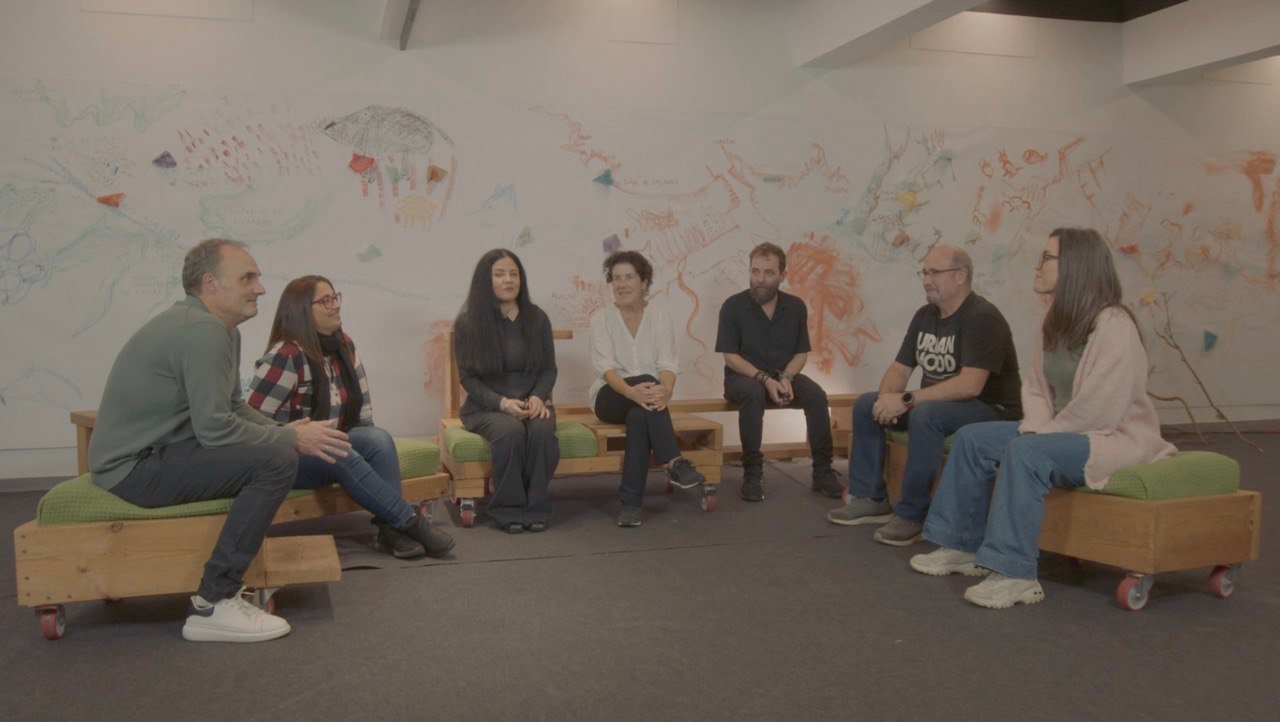 nortes_me's tweet card. Según la Memoria de Infancia y Familias 2023, en el Principado había 799 menores bajo alguna medida de protección, y 208 vivían en centros a la espera de una familia.