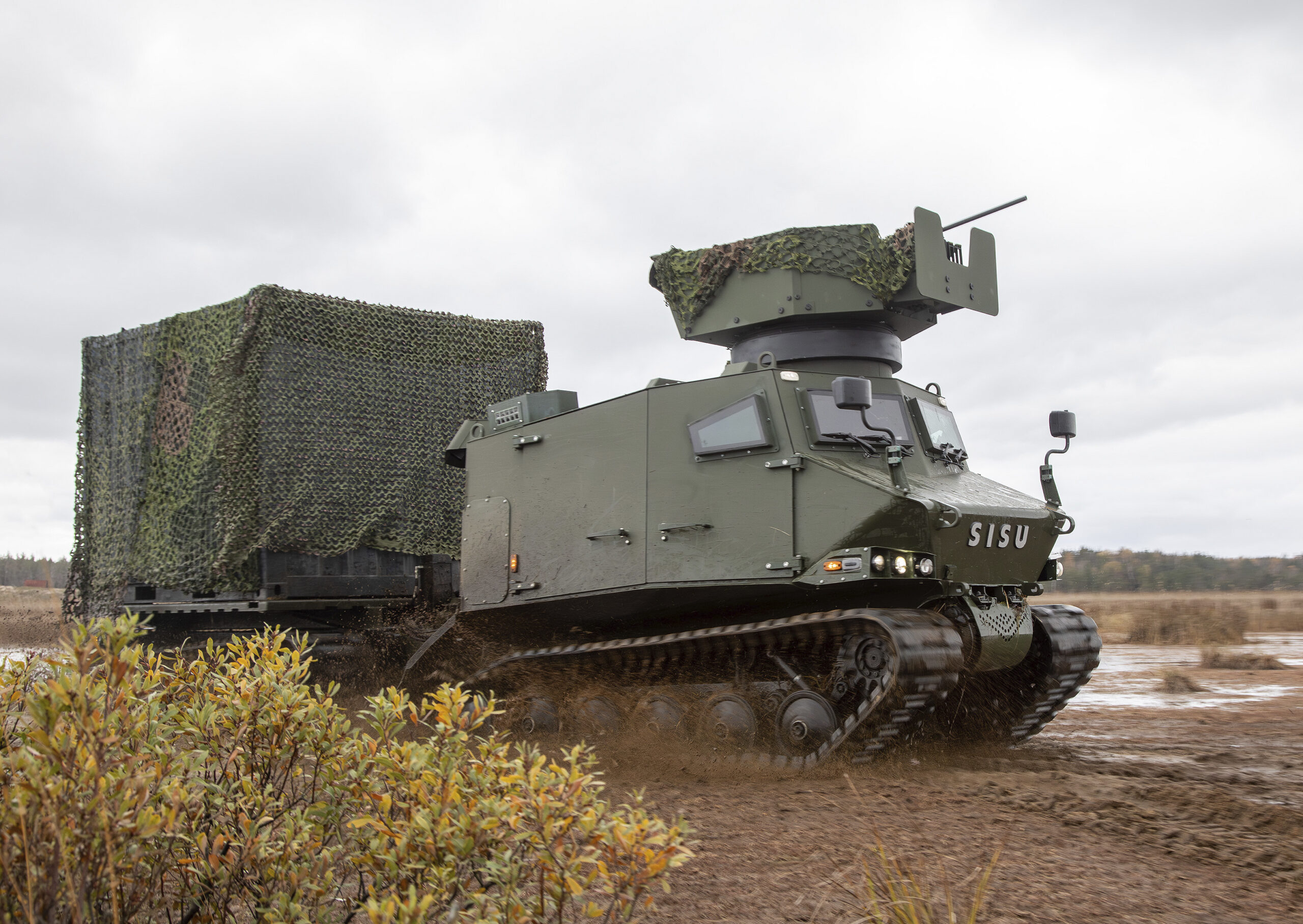 reservilainenfi's tweet card. Uusi kumiteloilla etenevä ja panssaroitu Sisu GTT -ajoneuvo tuo haastavan maaston suorituskykyjä päiväntasaajalta napapiirille.