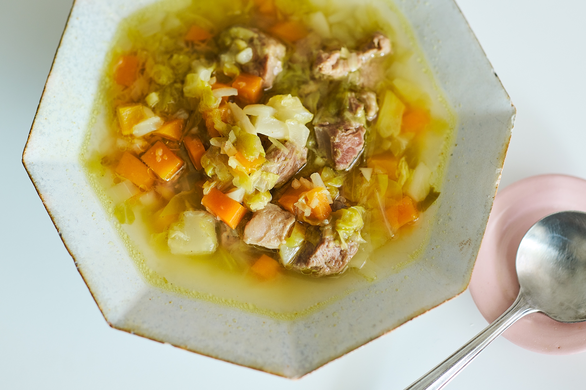 ism_desk's tweet card. シンプルな材料と味付けで人気の料理家・長谷川あかりさんに「美容にうれしいレシピを教えてください！」とリクエストしたところ、返ってきたのが「ラム肉と野菜をじっくり煮込んだ『美容液スープ』」！ラム肉は美容にうれしいビタミン・ミネラルが豊富で、さらに質のいい脂を含んでいるそう。ちょっと